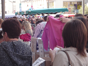 Grande Braderie de Tours: Chaque anne, dbut septembre, s'organise une immense fte  laquelle se mlent tous les commerces tourangeaux ainsi que les habitants de Tours et alentours. Les rues, les places, les quartiers, le centre-ville, les places de marchs s'animent et donnent place  un gigantesque vide grenier.