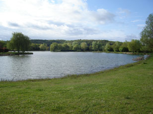 Lac de CHANCAY vidang, tang, plan d'eau, cot de pche empoissonn en poissons, rempoissonnement, lchers rgulier, pcheurs du lac, pche  la ligne, possibilit de profiter de pcher la carpe et des carnassiers de plus en plus abondant, pcher en toute tranquillit