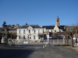 Vouvray Wineries - Vouvray 37210 - Vouvray is a town and commune 10 km east of Tours on the north shore of the Loire River, in the Indre-et-Loire dpartement of France. It is best known for its production of white wine, among some of the best rated in France.